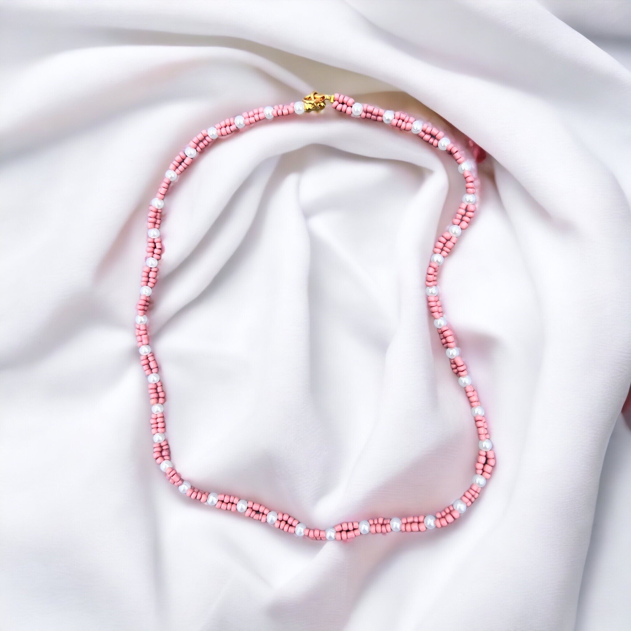 Halskette aus altrosa Glasperlen und Perlen