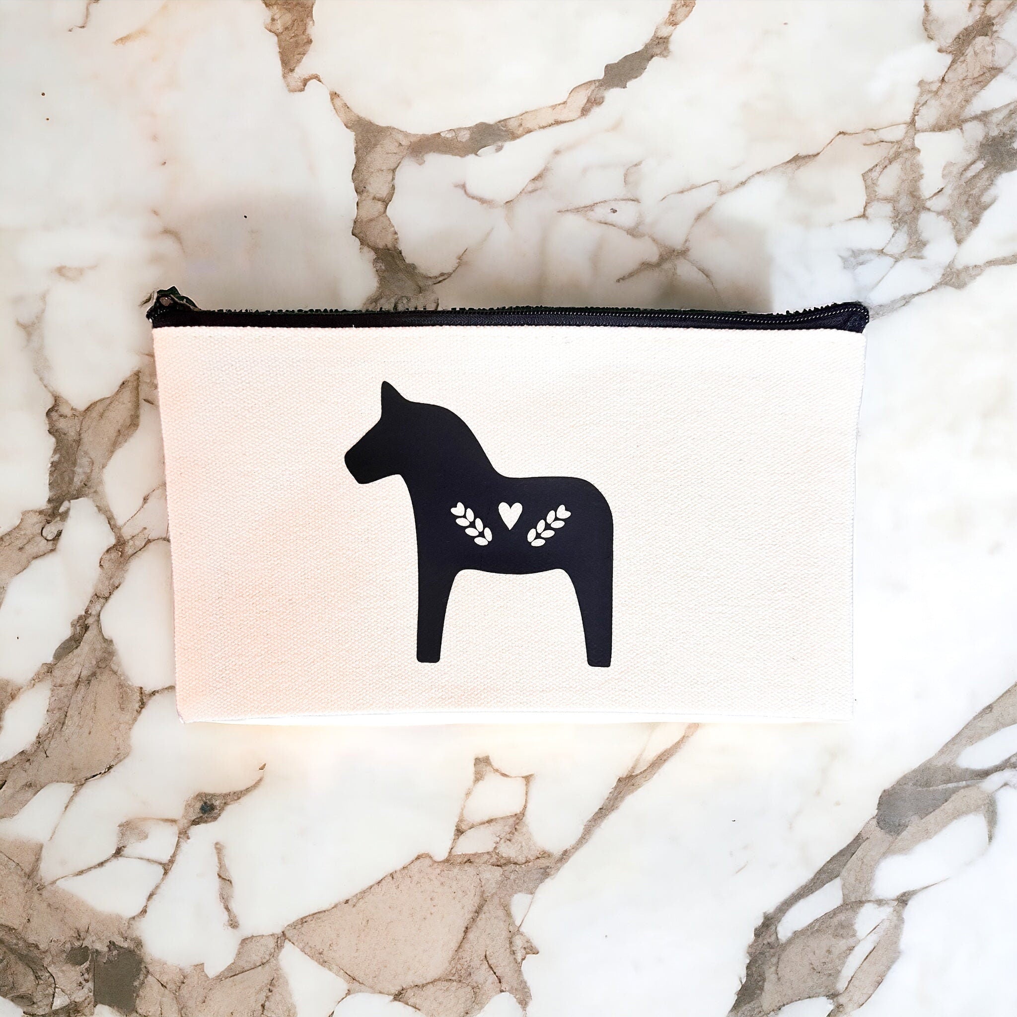 Kosmetiktasche „Swedish Horse“ von KEY LIME STORE