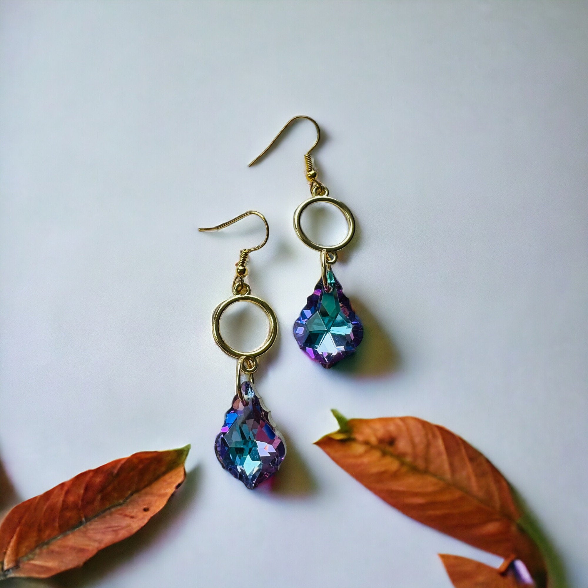 Violett-blaue Ohrhänger, goldene Ohrringe von KEY LIME STORE