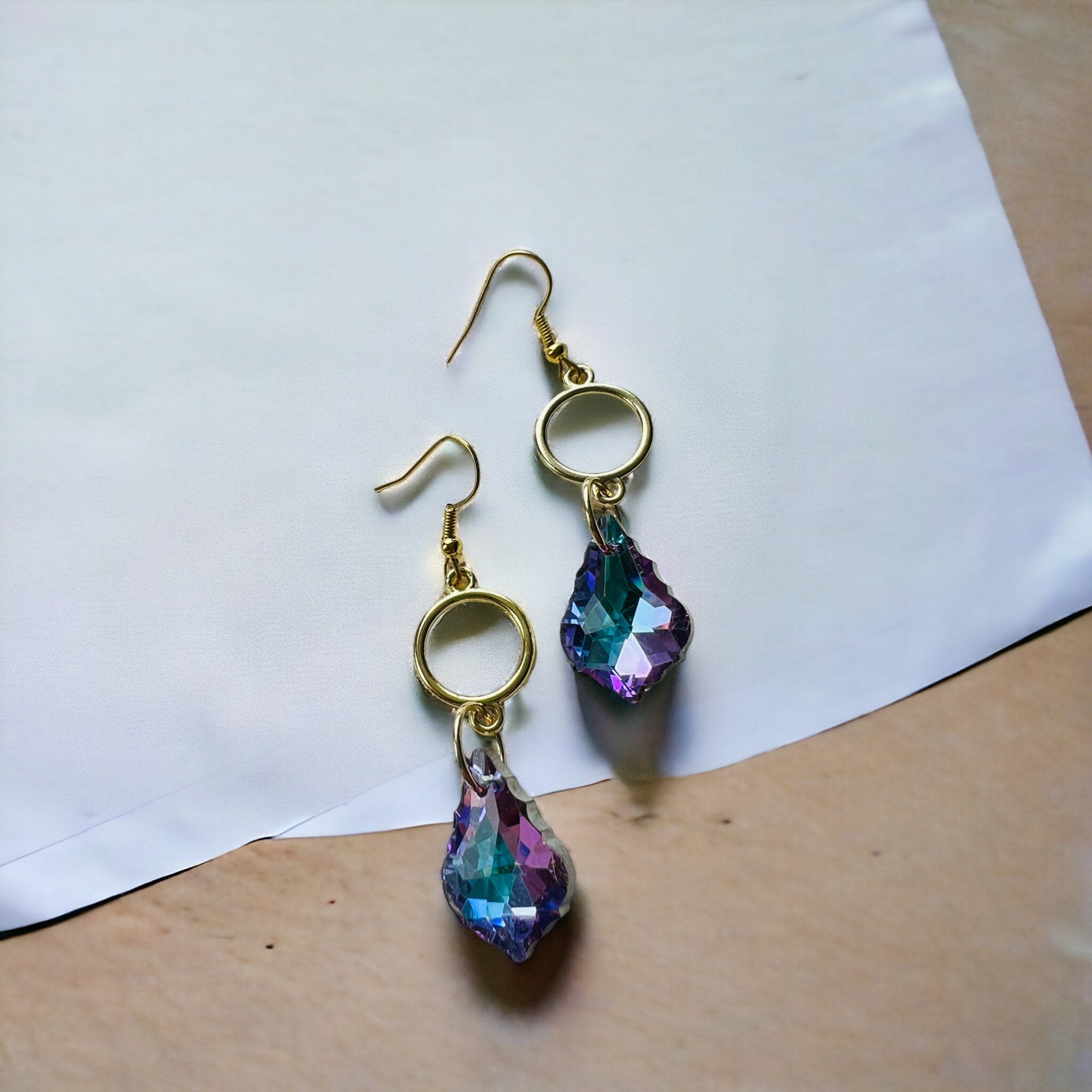 Boucles d'oreilles pendantes bleu violet et dorées