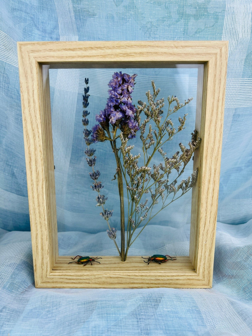 Doppelverglasung mit Holzrahmen, verziert mit Käfern und Trockenblumen von KEY LIME STORE