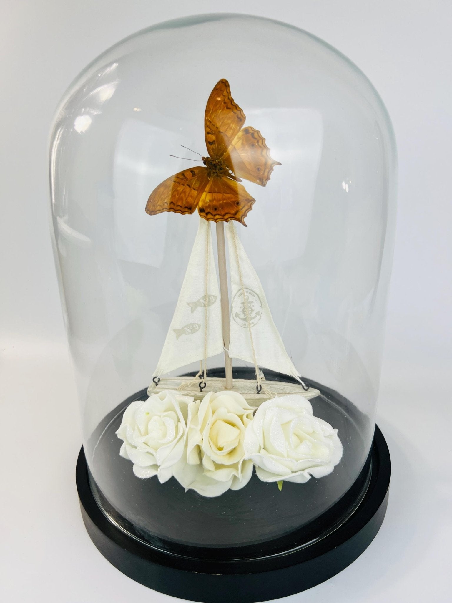 Vindula Dejone mit Boot und Rosen in einer Glasglocke von KEY LIME STORE