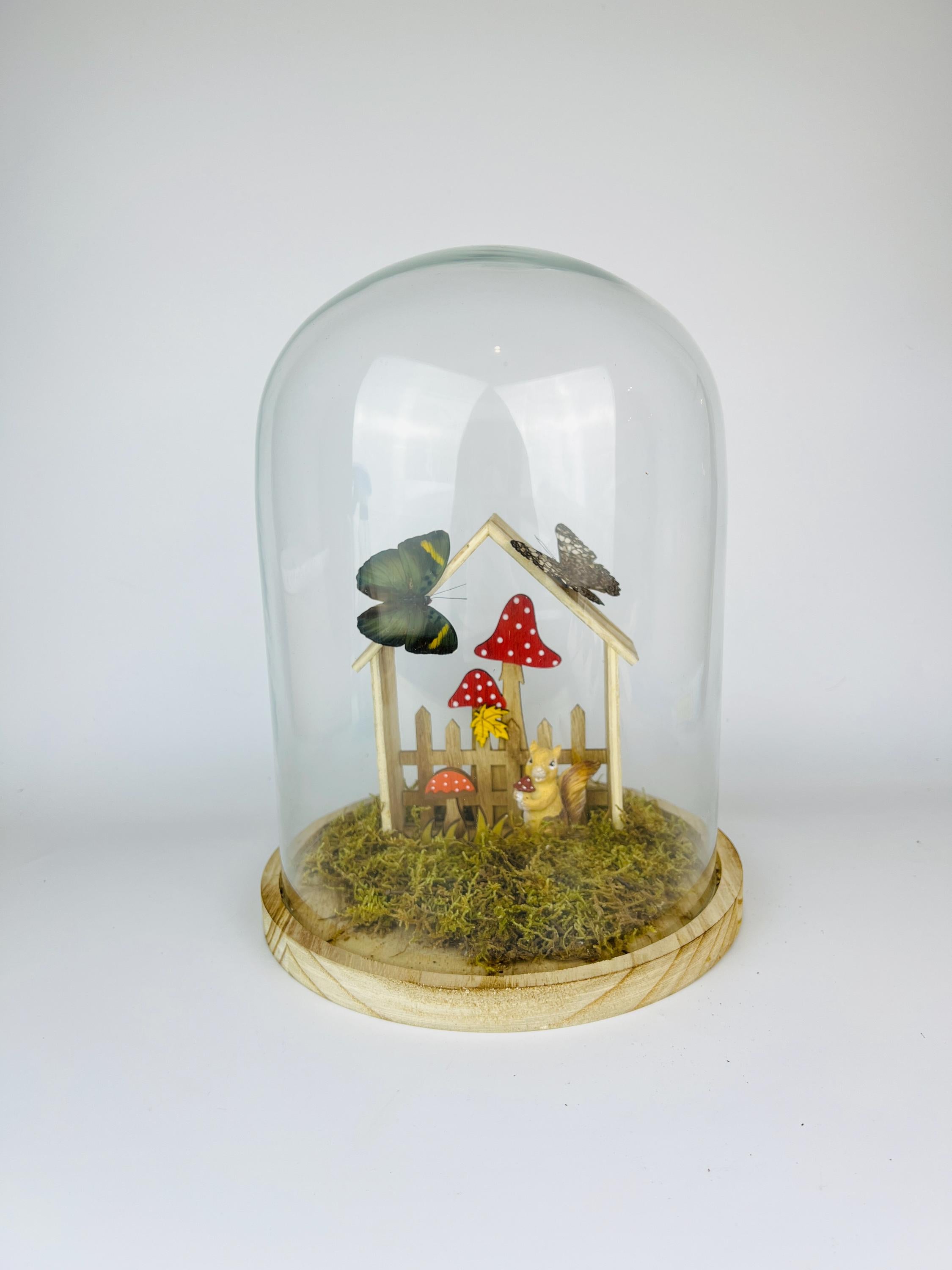 Twee vlinders op een tafereeltje in stolp