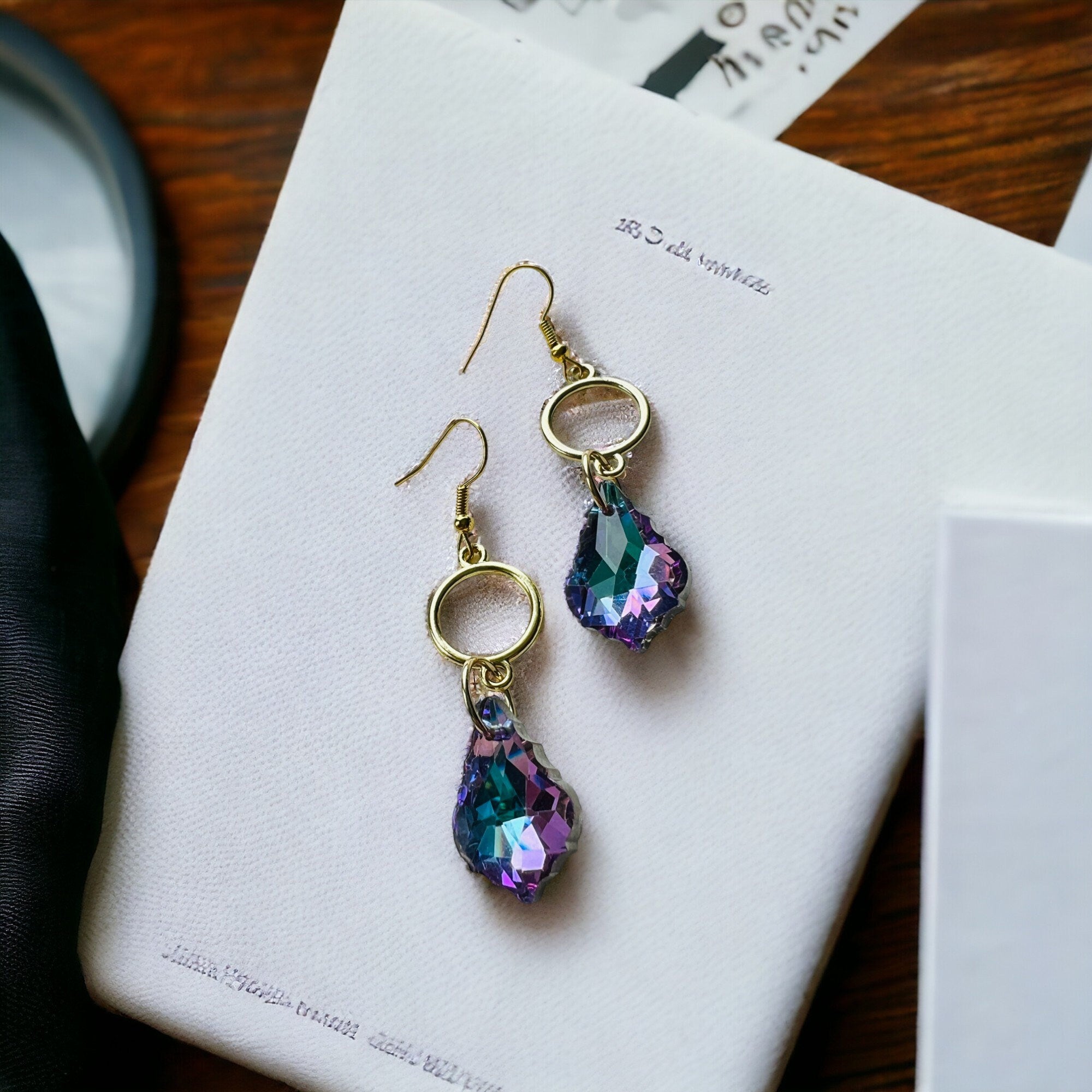 Boucles d'oreilles pendantes bleu violet et dorées