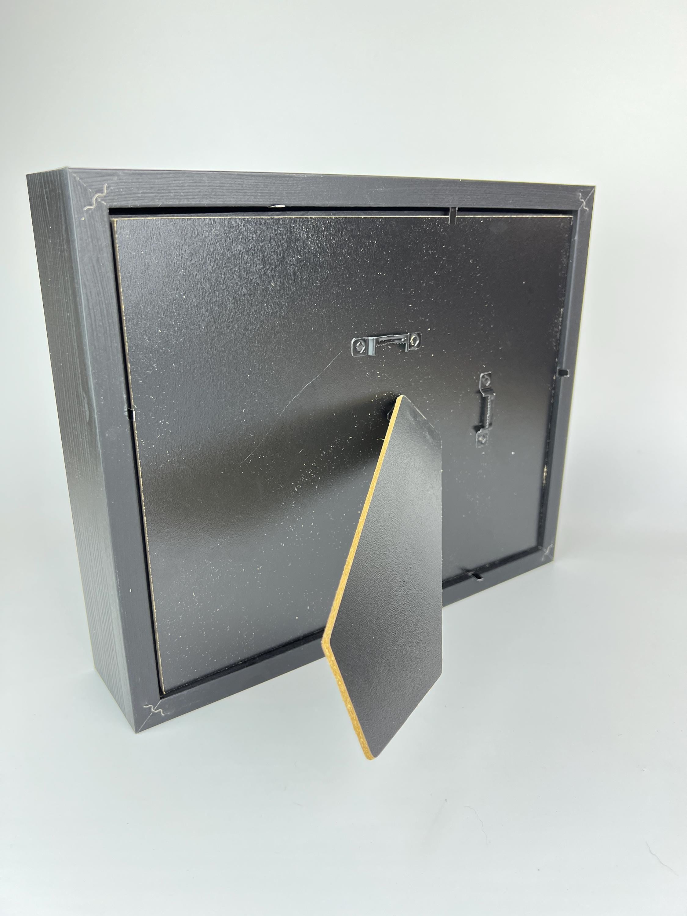 Sphinx Ligustri auf Halloween-Druck im Rahmen