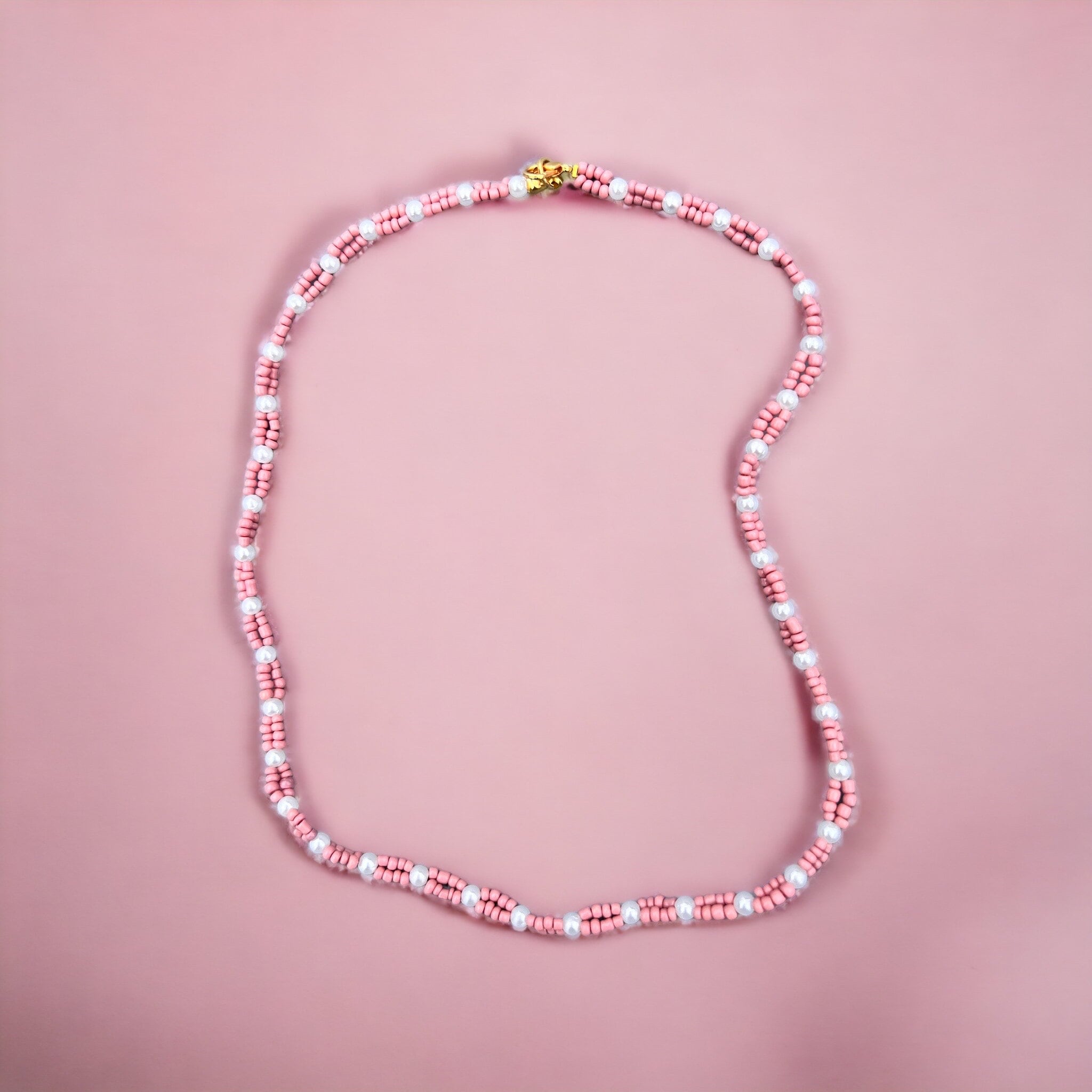Halskette aus altrosa Glasperlen und Perlen
