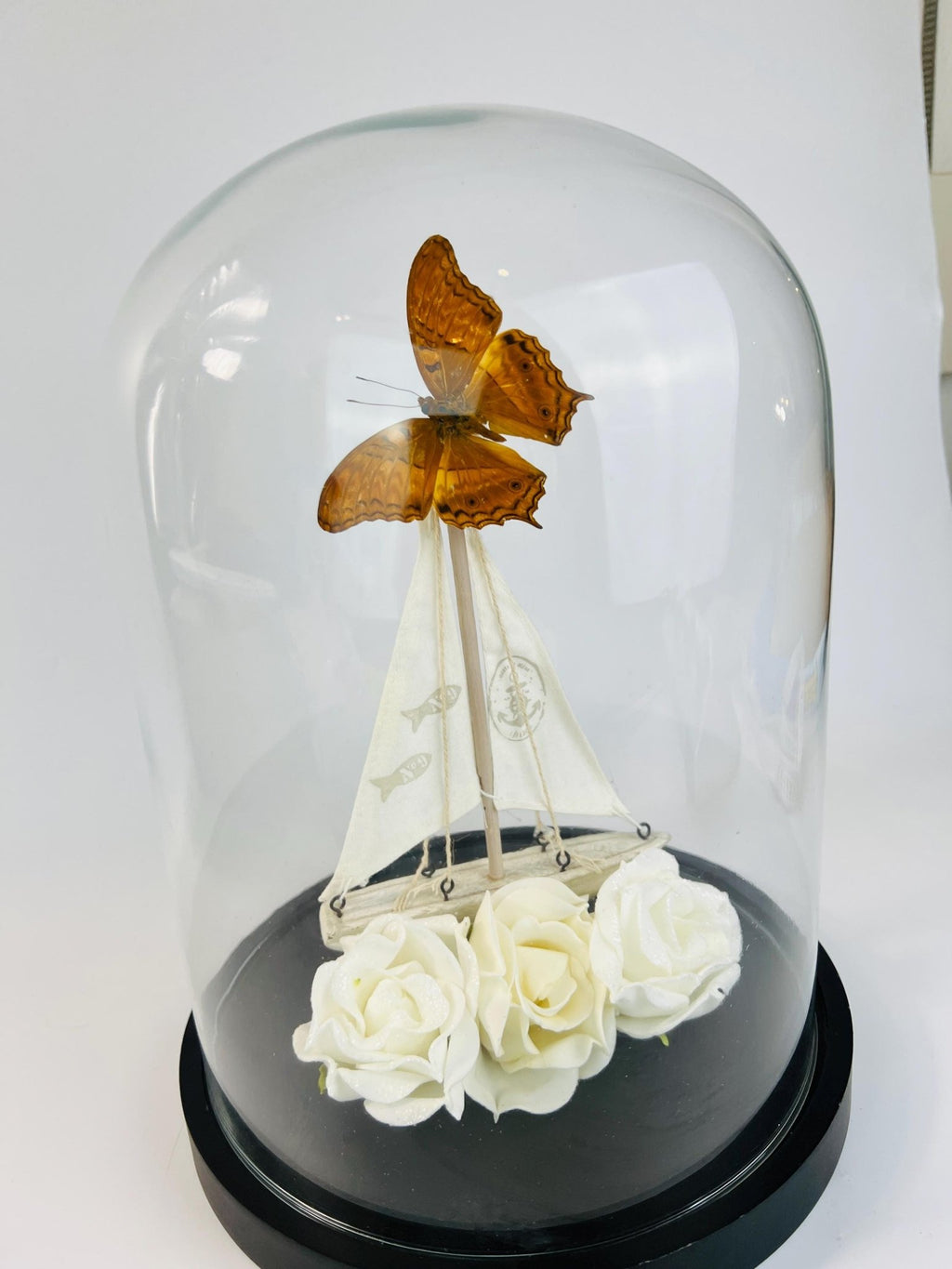Vindula Dejone mit Boot und Rosen in einer Glasglocke von KEY LIME STORE