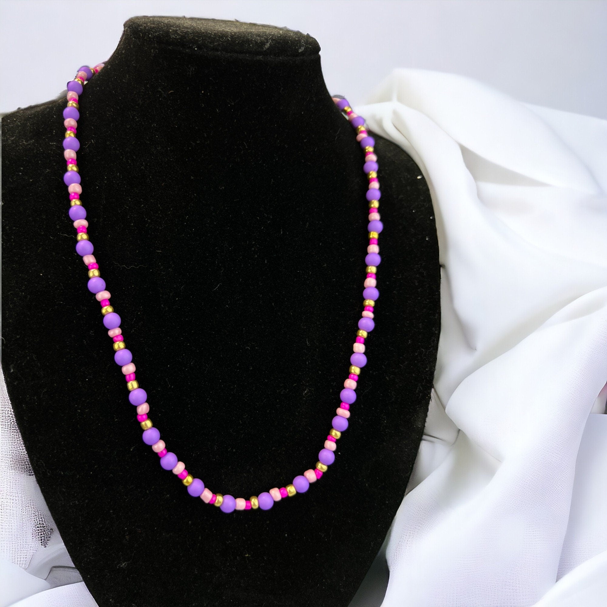 Handgefertigte Halskette in Lila, Rosa und Gold – inklusive Geschenkverpackung