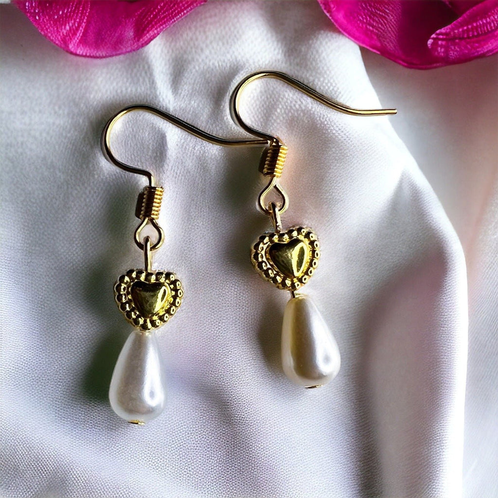 Ohrringe mit goldenem Herz und Perle von KEY LIME STORE