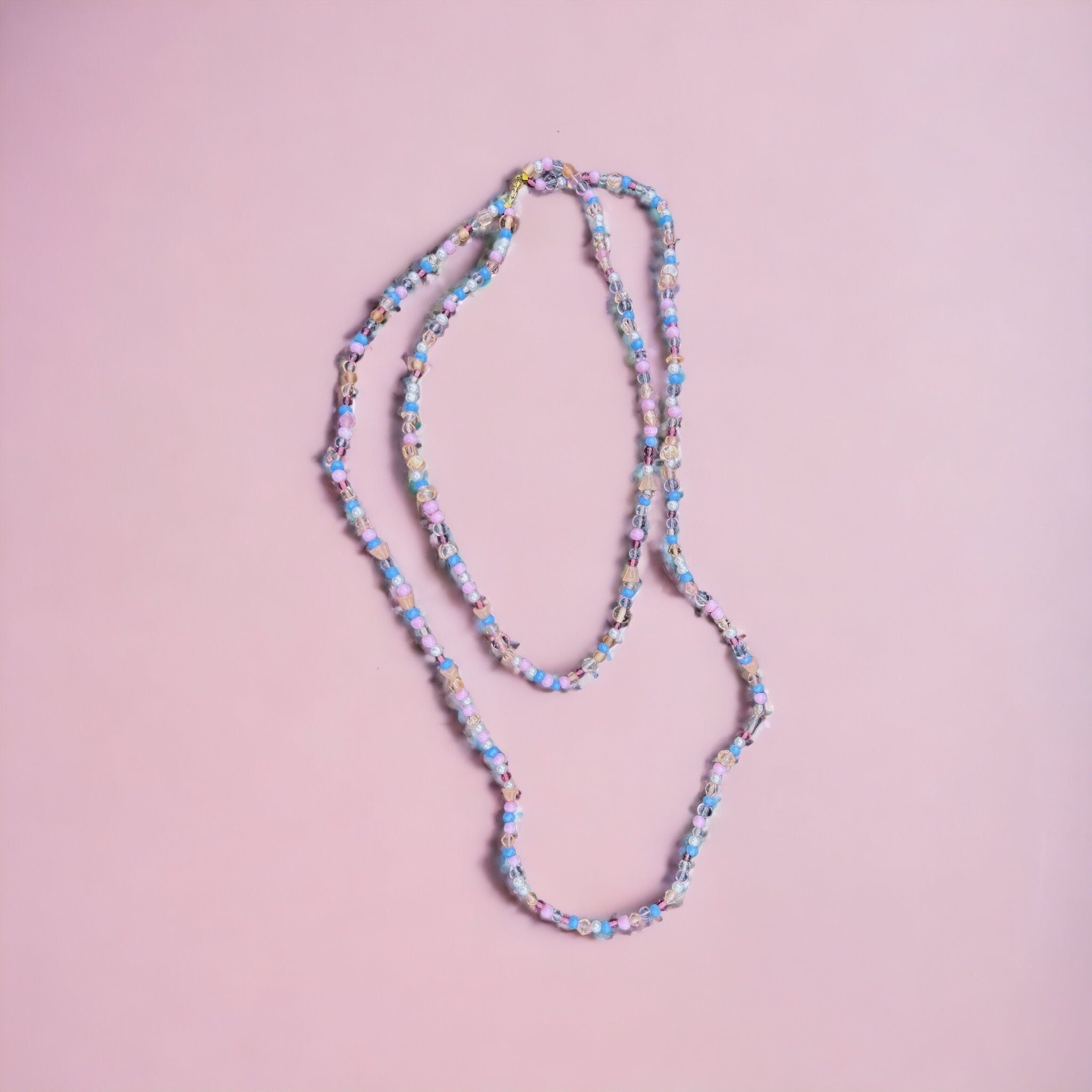 Halskette mit Perlen in Lila, Weiß, Rosa und Gold