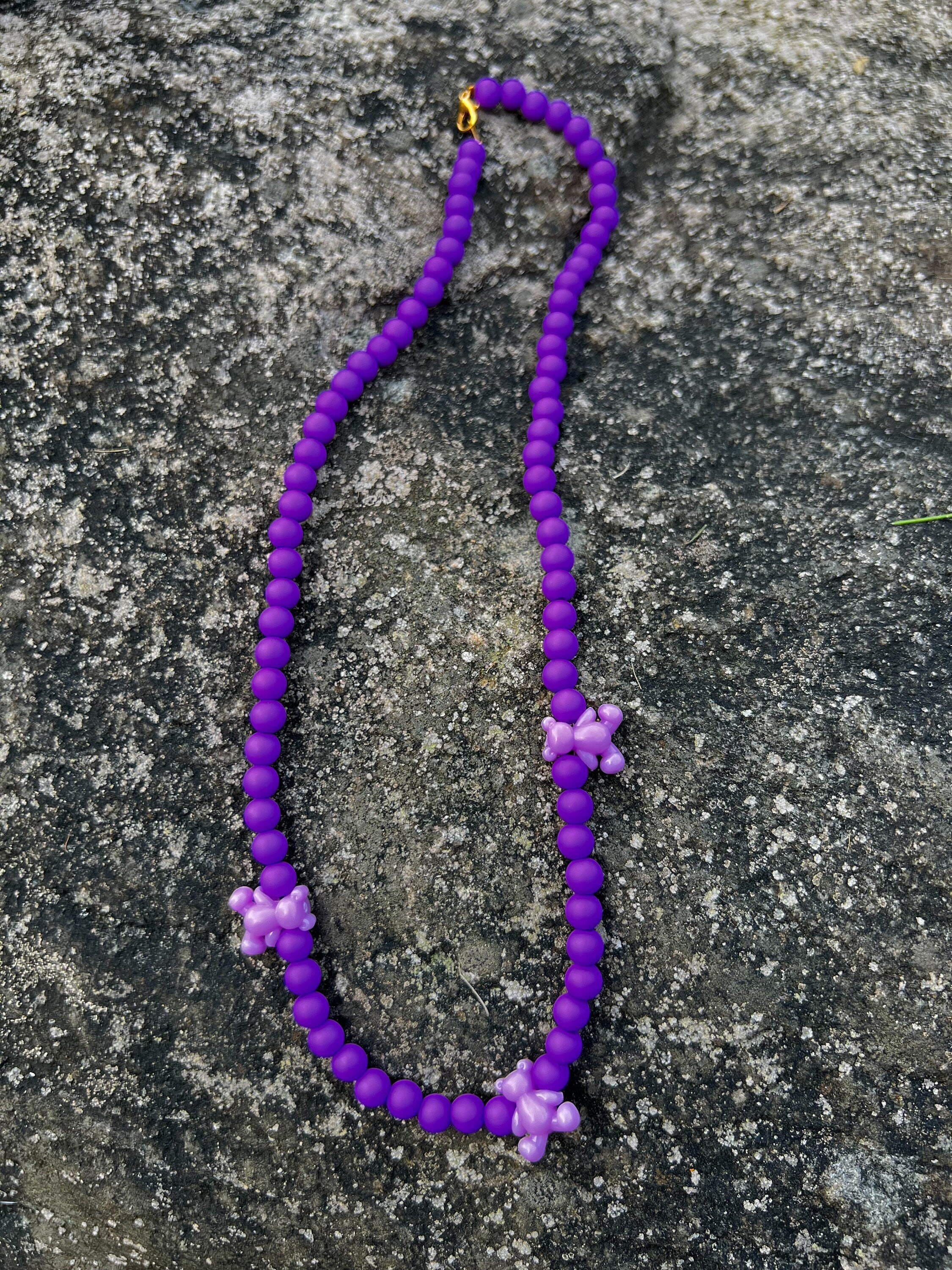 Halskette mit lila Bär