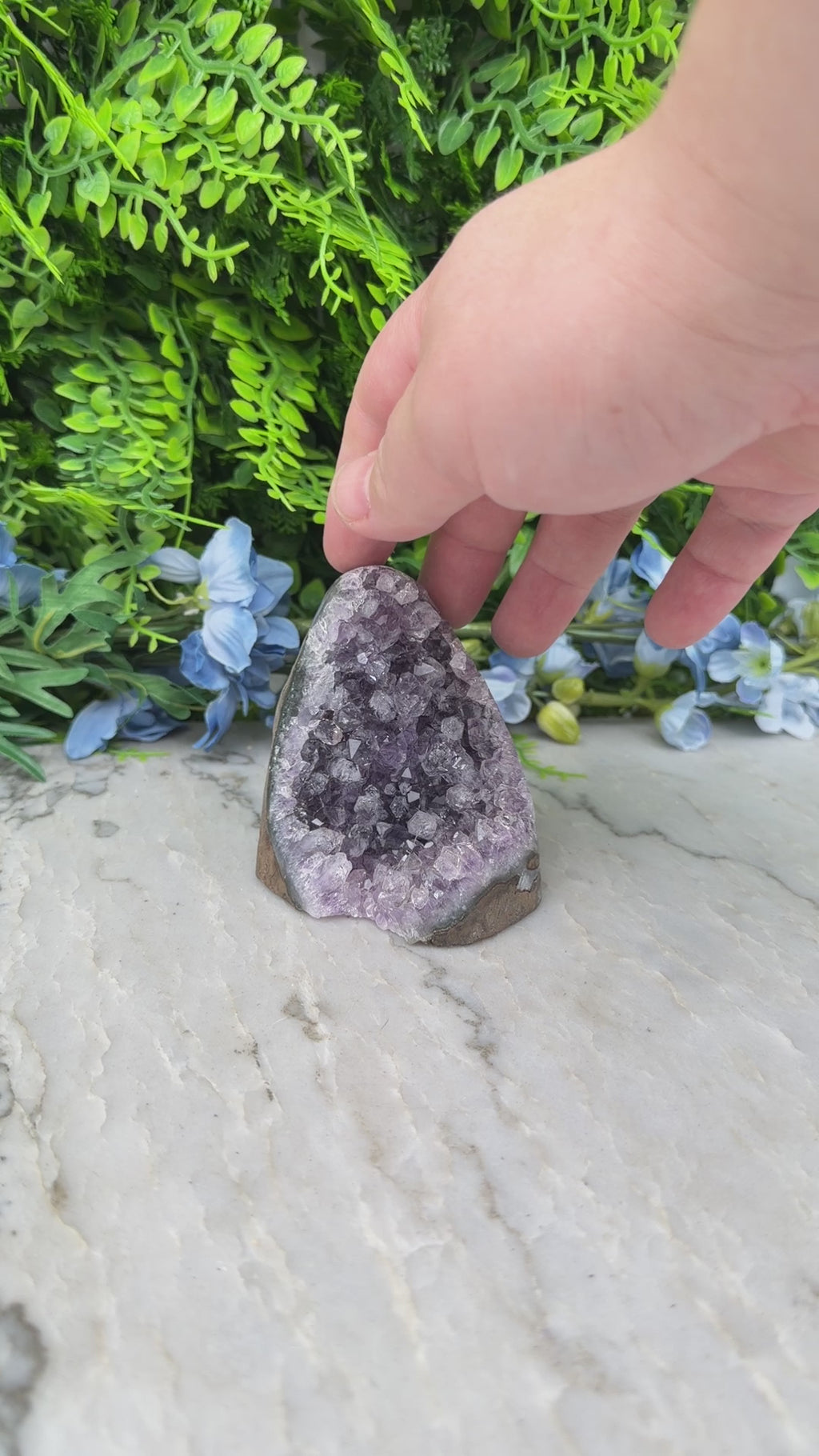 Amethist (Uruguay) cluster cut base (384 gr/8 cm)