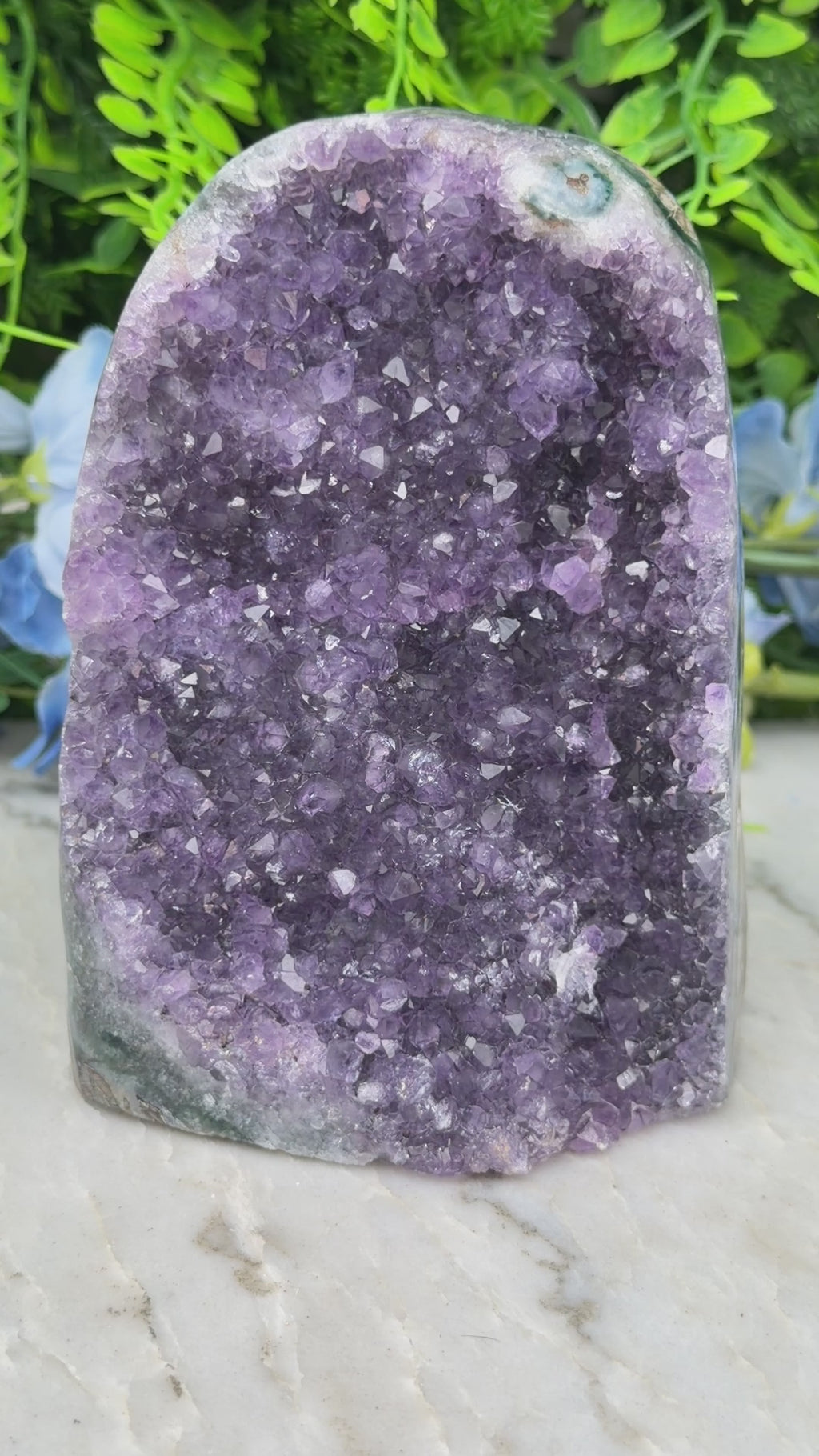 Amethist (Uruguay) cluster cut base (1092 gr/12 cm)