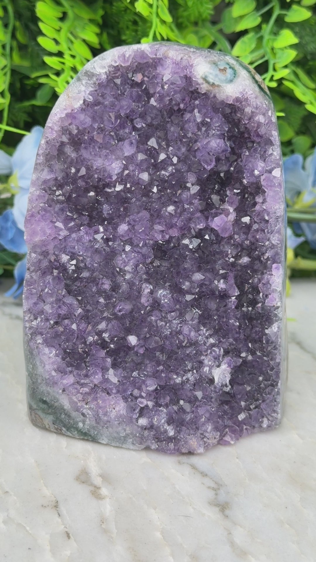 Amethist (Uruguay) cluster cut base (1092 gr/12 cm)