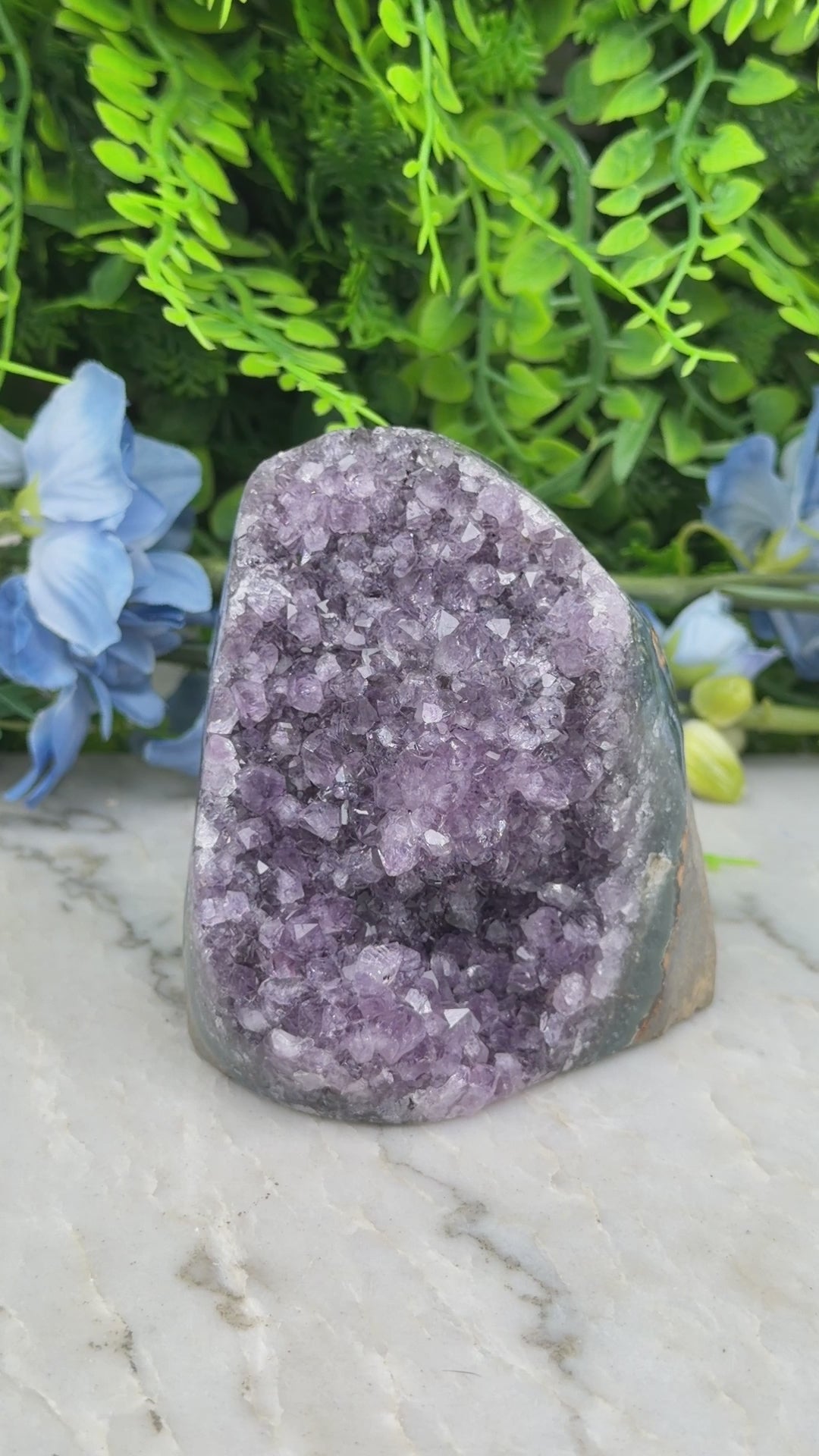 Amethist (Uruguay) cluster cut base (568 gr/8 cm)