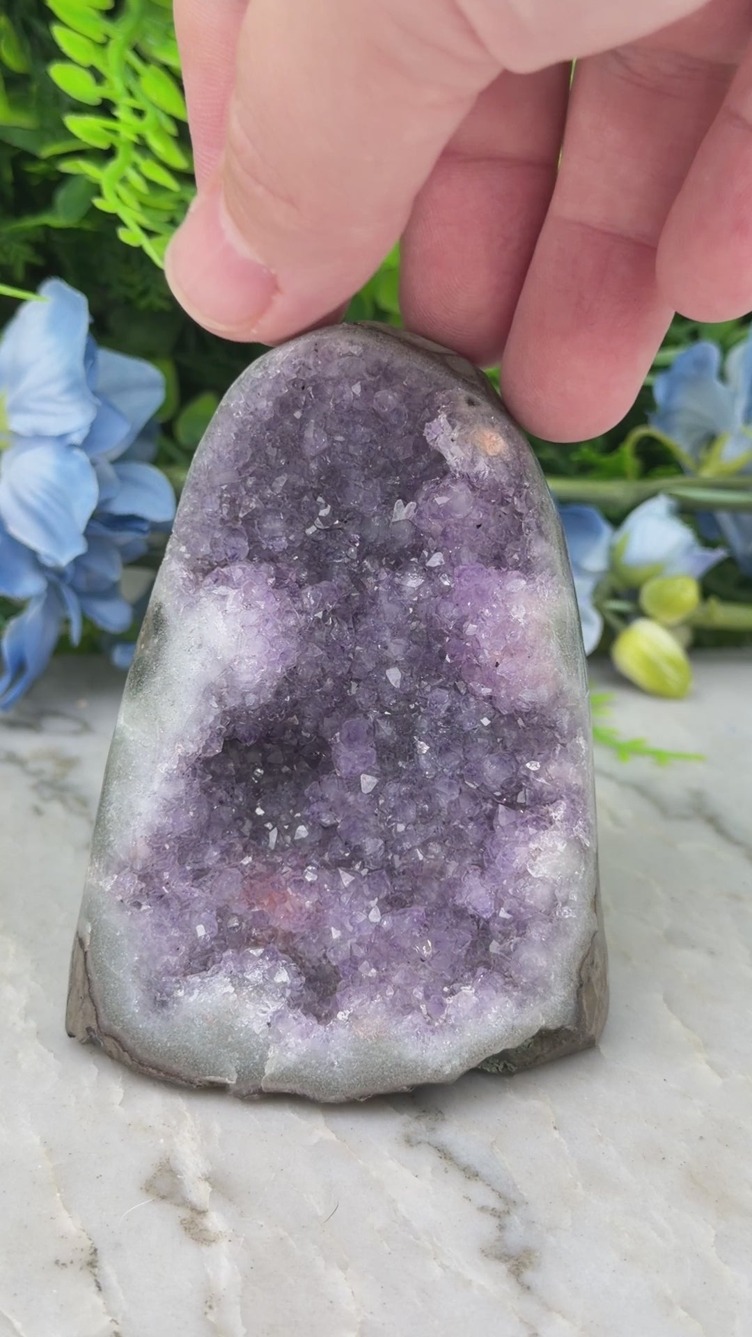 Amethist (Uruguay) cluster cut base (402 gr/9 cm)