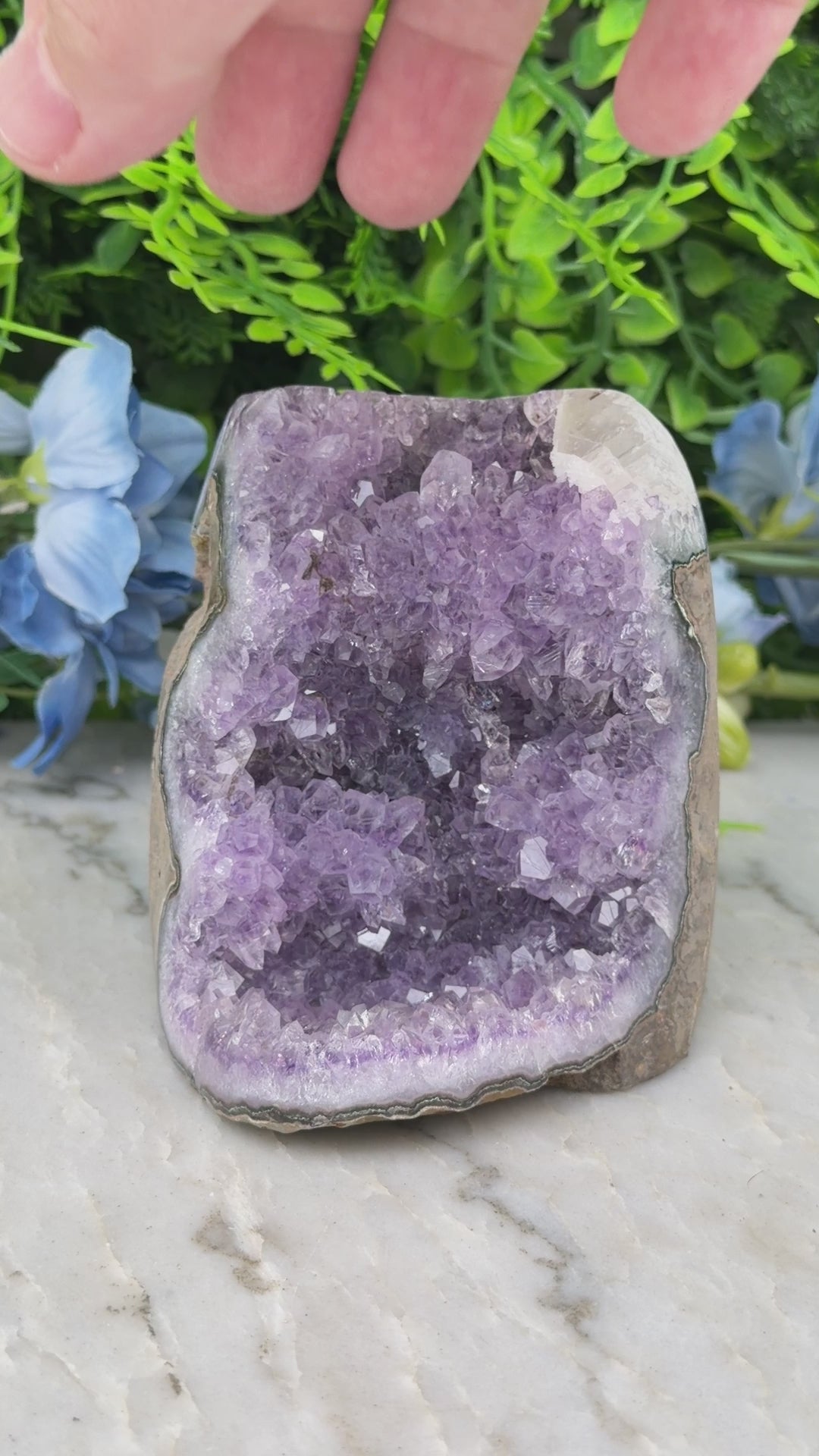 Amethist met Calciet (Uruguay) cluster cut base (602 gr/9 cm)