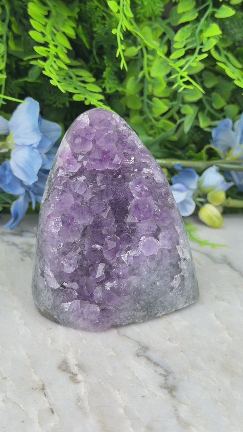 Amethist (Uruguay) cluster cut base (504 gr/9 cm)