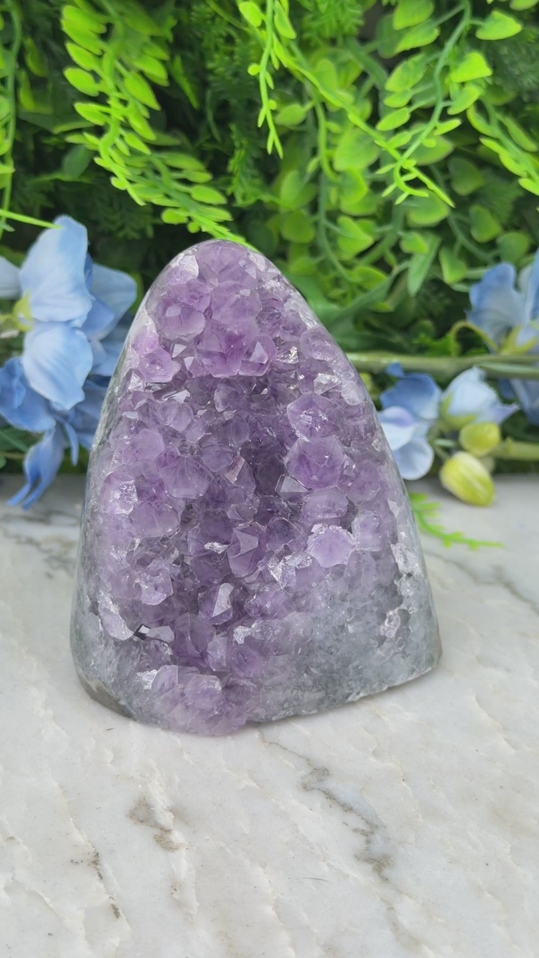Amethist (Uruguay) cluster cut base (504 gr/9 cm)