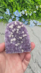 Amethist cluster met Calciet blokjes cut base