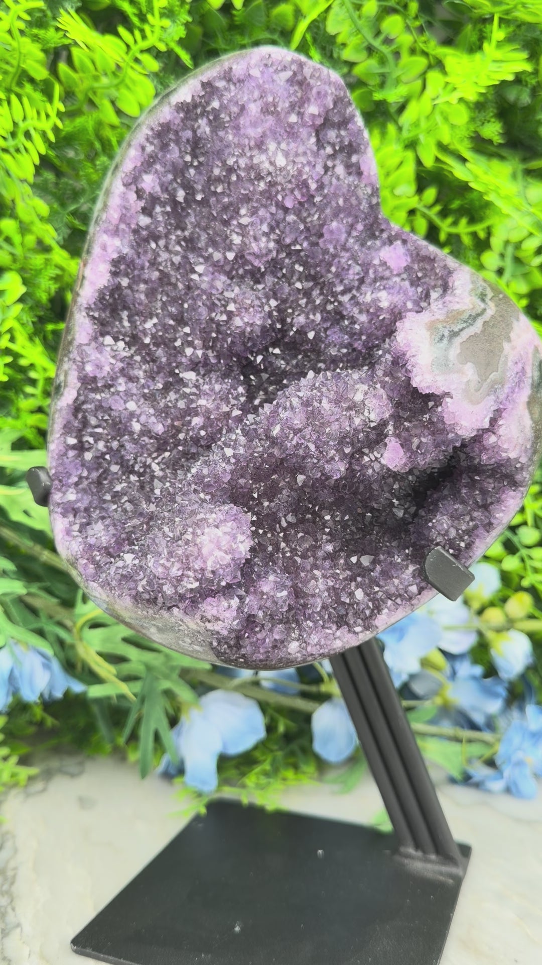 XL - Amethist cluster op standaard (2350 gr/26.5 cm)