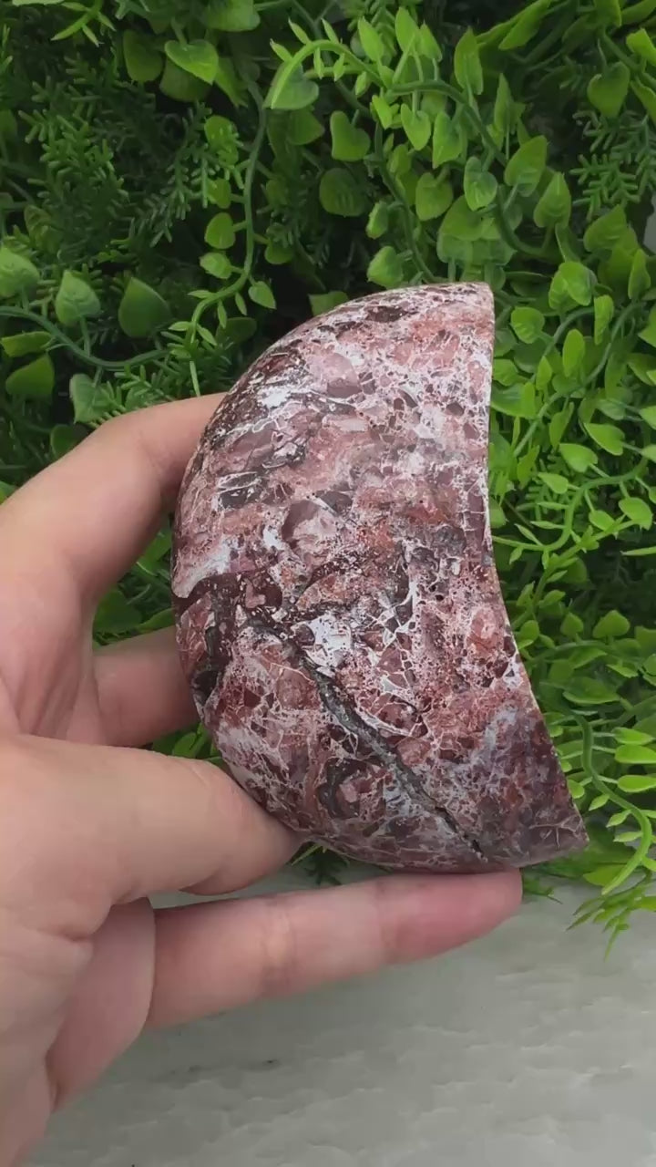 Druzen-Roter Jaspis in Mondform (9 cm)