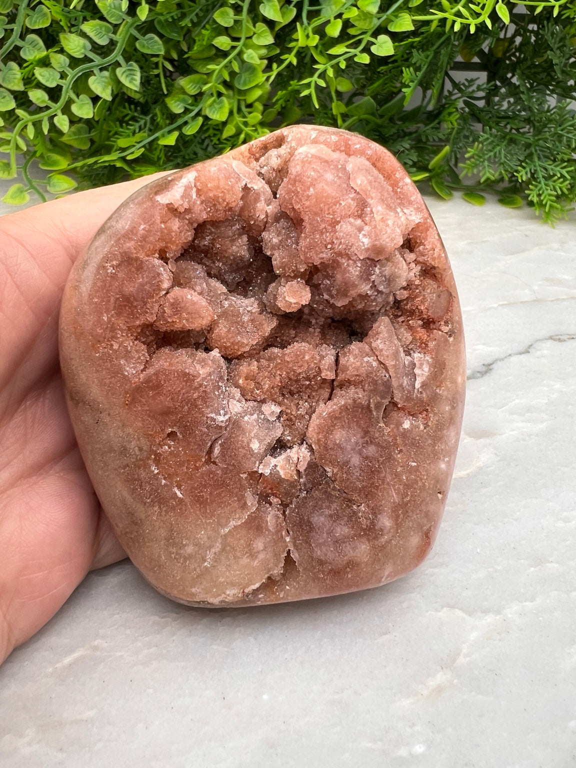 Roze amethist vrijvorm met ruwe kristalzijde